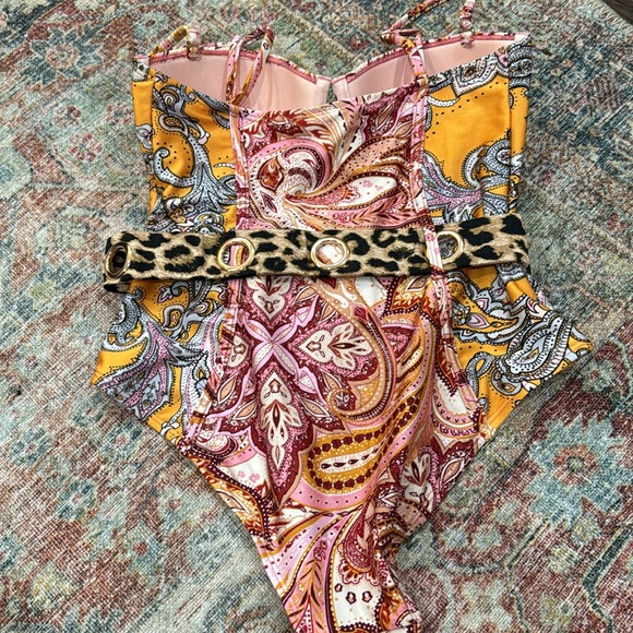 Patterned One Piece - Picture 4 of 4